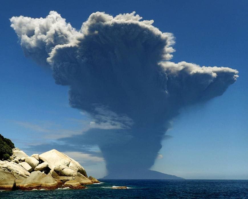 Image d'illustration pour Séisme et éruption volcanique au Japon