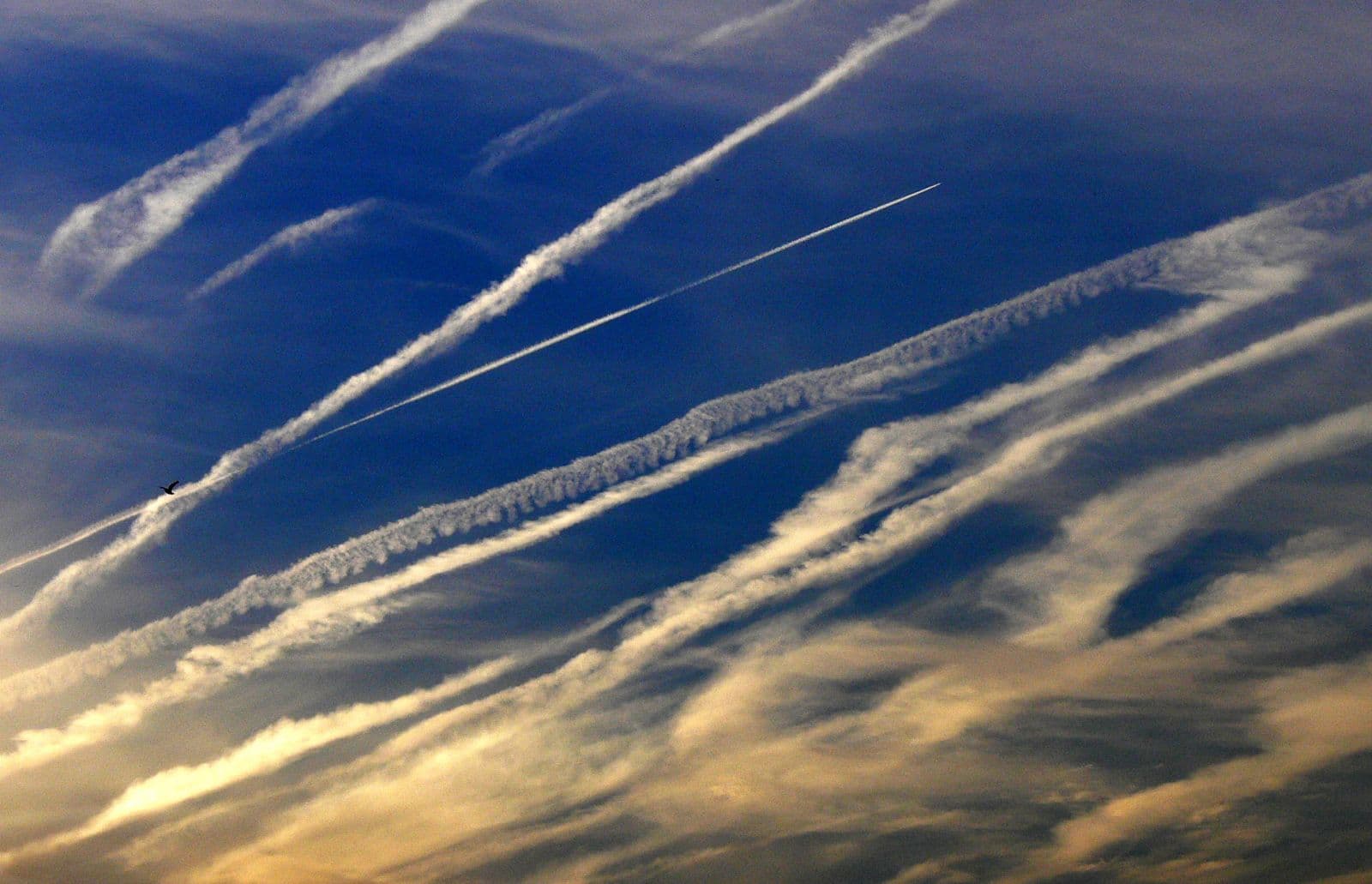 Image d'illustration pour Traces d'avion dans le ciel - impact sur le réchauffement climatique